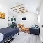 Private Stylish Studio, Near Csun, Fast Wi-Fi