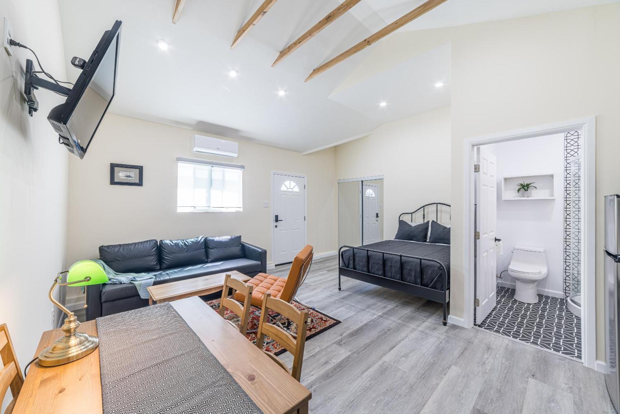 Private Stylish Studio, Near Csun, Fast Wi-fi